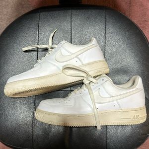 EUC Nike Air Force 1s low cut